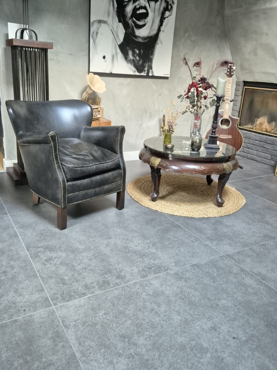 Pose carrelage sol grand format séjour moderne