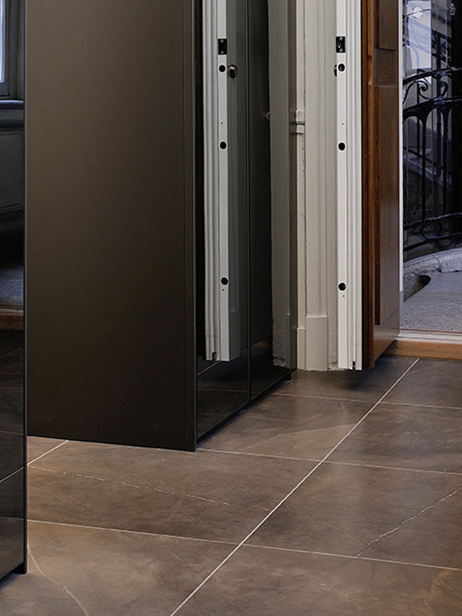 Pose carrelage sol grand format séjour moderne