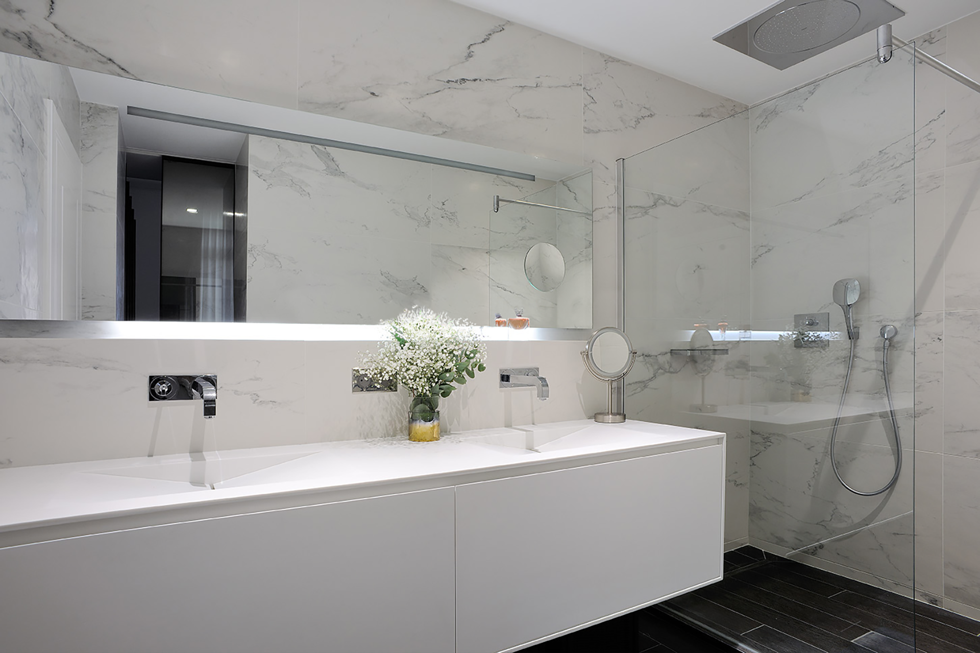 Pose de carrelage Salle de bain moderne avec double vasque, marbre blanc et douche à l’italienne vitrée à Lyon