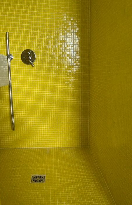 Pose de carrelage Douche moderne avec mosaïque jaune éclatante et robinetterie en inox à Lyon