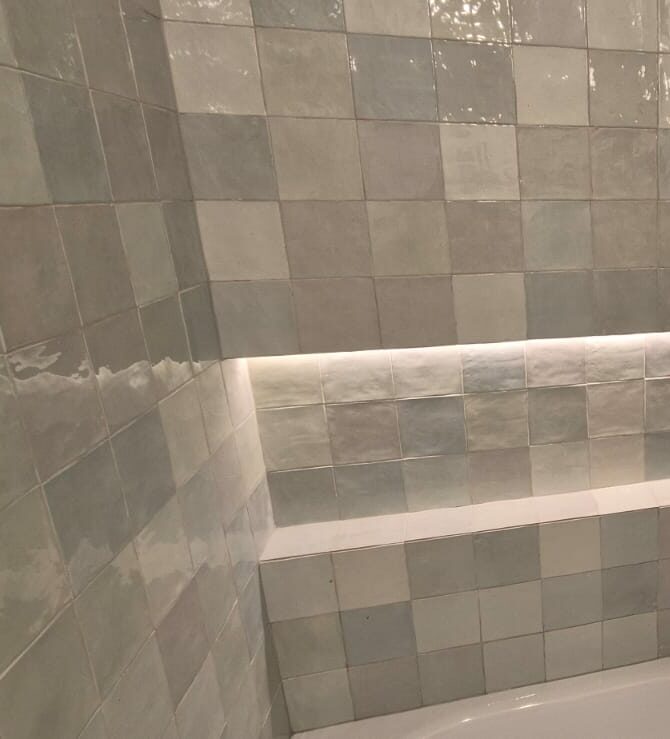 Pose de carrelage Douche avec carrelage en zellige beige et gris, effet brillant et lumineux à Lyon