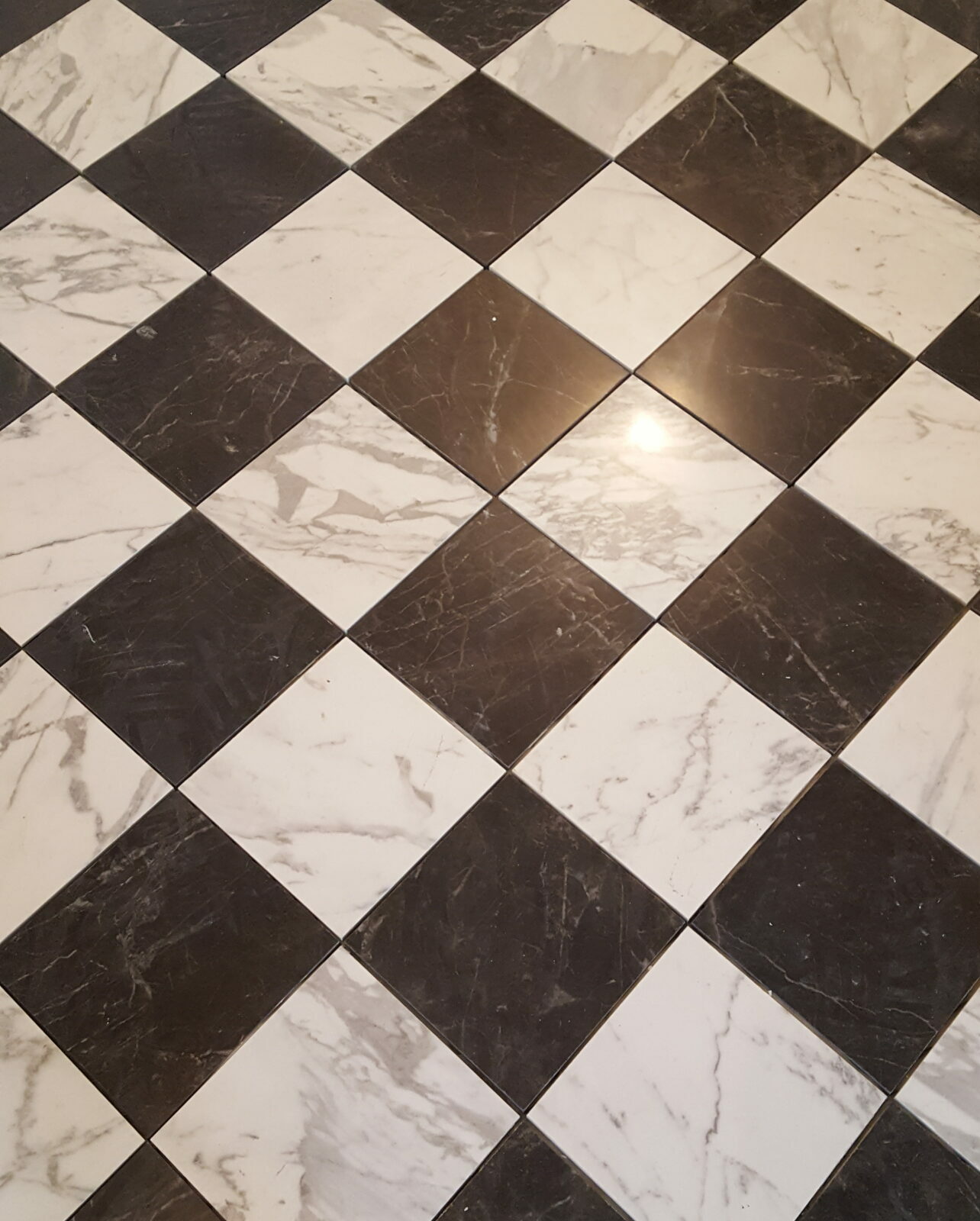 Pose de carrelage Sol en carrelage damier noir et blanc effet marbre, au style classique et élégant à Lyon