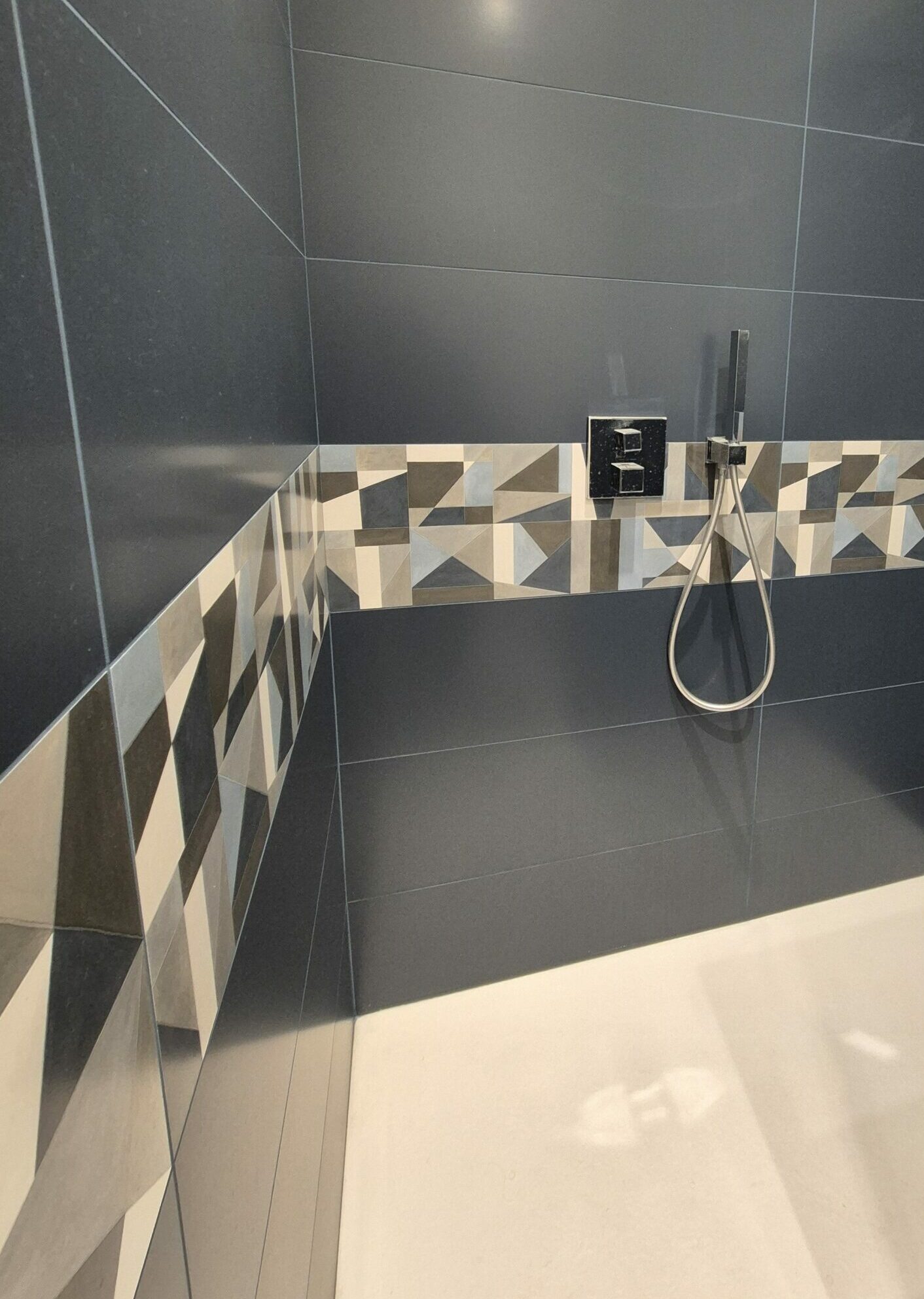 Pose de carrelage Douche moderne avec carrelage bleu mat et frise géométrique en contraste à Lyon