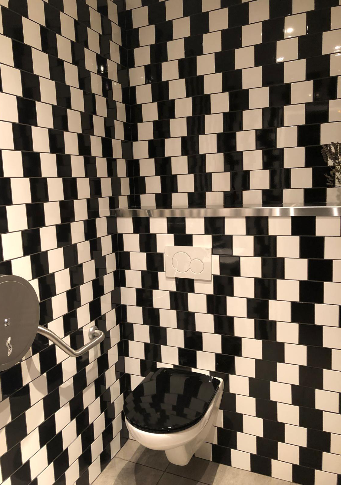 Pose de carrelage Salle de bain au design graphique avec carrelage noir et blanc en damier et miroir baroque à Lyon