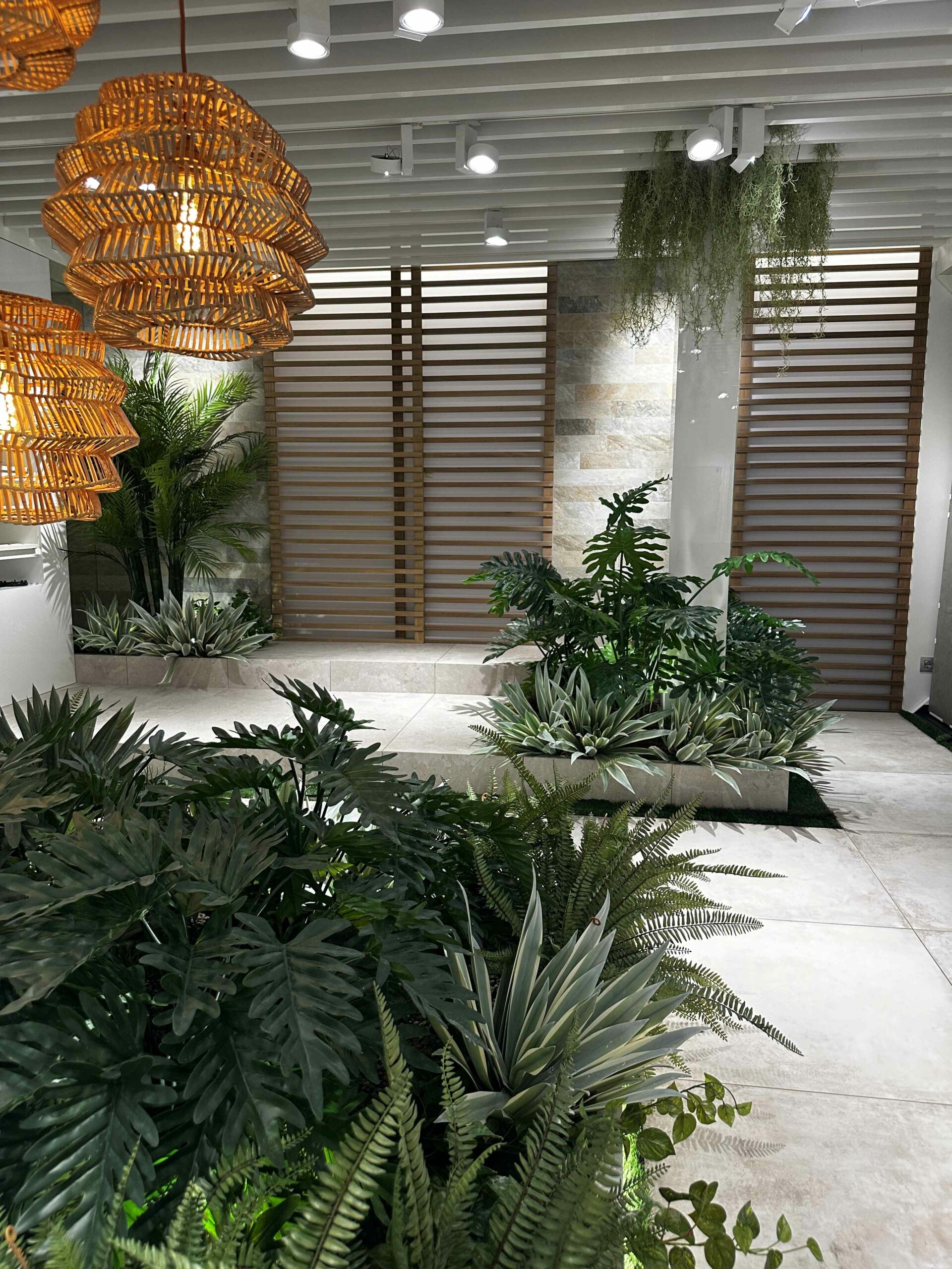 Pose de carrelage Salle de bain au design graphique avec carrelage effet béton et lampe zen à Lyon